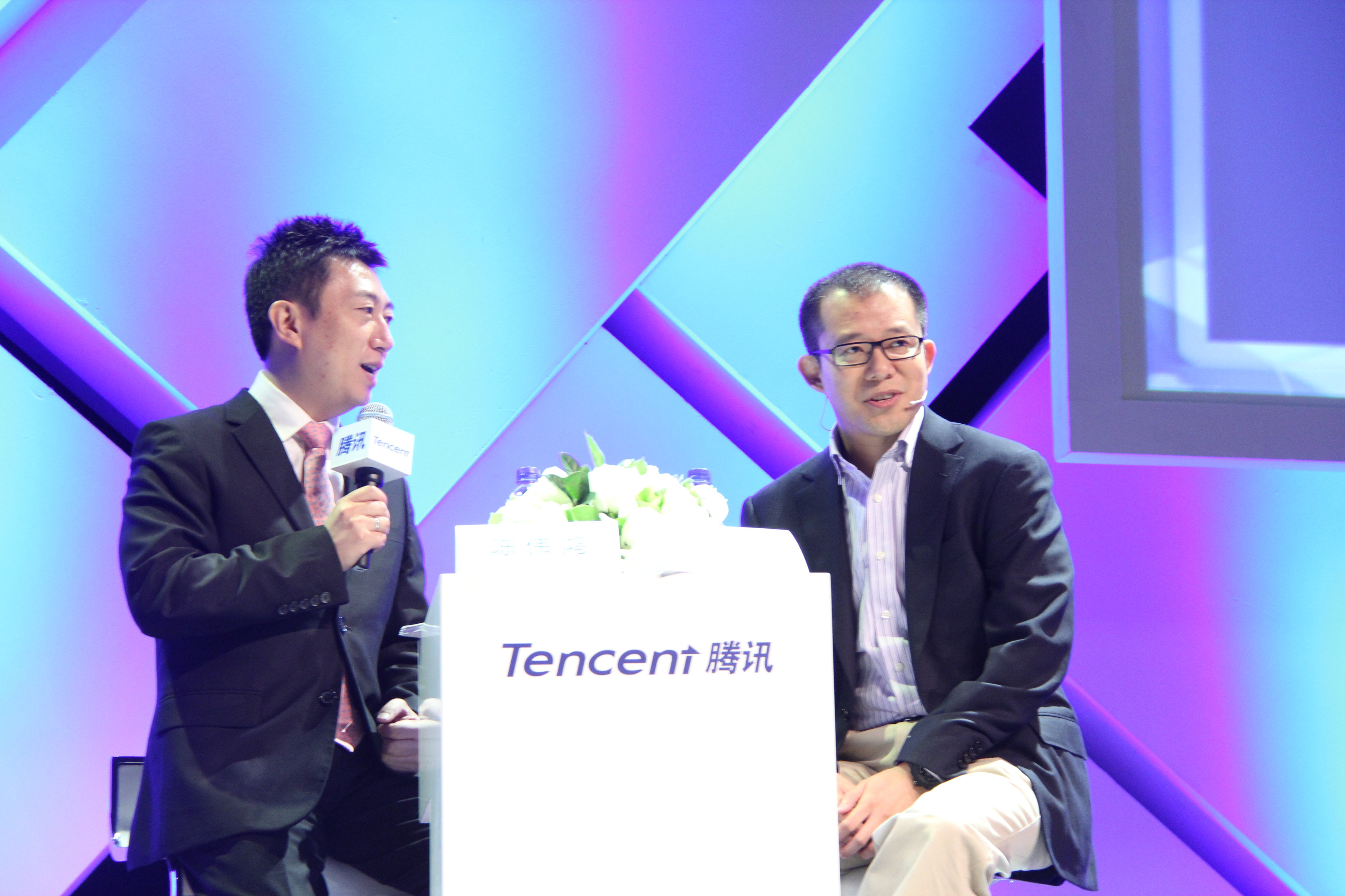 (右)腾讯总裁刘炽平,(左)主持人